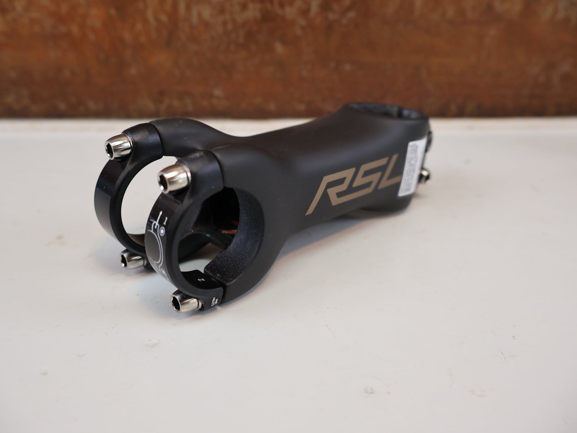 Vorbau von Bontrager, BONTRAGER RSL BLENDR / CARBON VORBAU / 31.8 MM / 7 GRAD / OCLV vor USEDBIKES-OB.DE Hintergrund