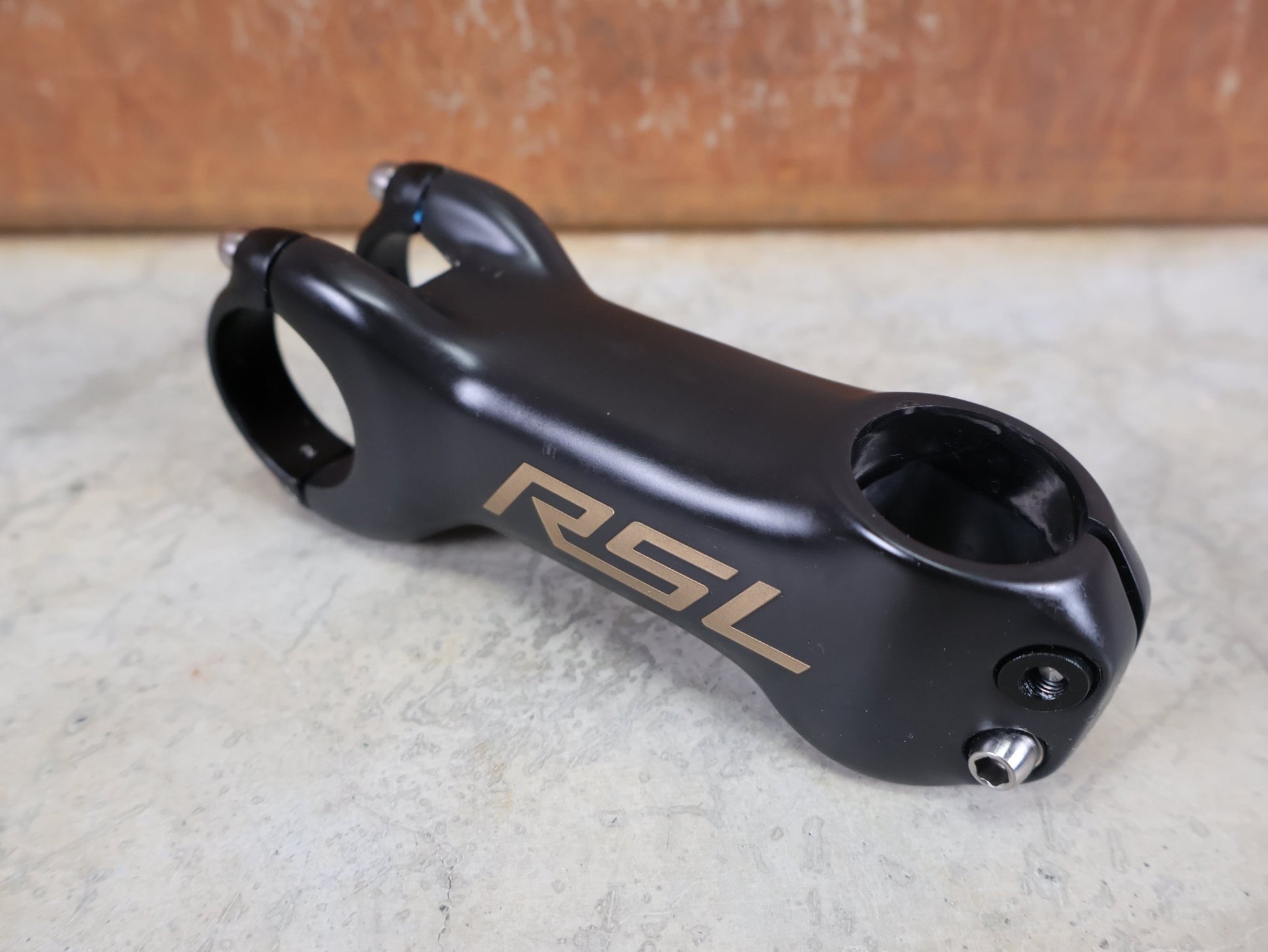 Vorbau von Bontrager, BONTRAGER RSL BLENDR VORBAU OCLV CARBON 7° – 31,8 MM / 1 - 1/8" – 100MM vor USEDBIKES - OB.DE Hintergrund