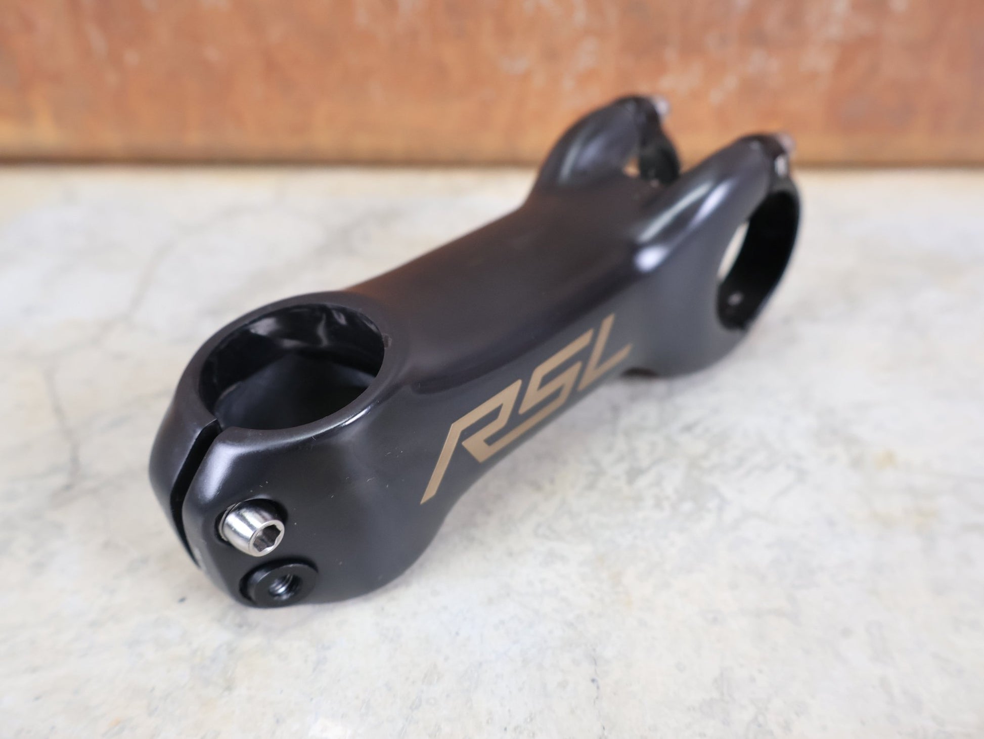 Vorbau von Bontrager, BONTRAGER RSL BLENDR VORBAU OCLV CARBON 7° – 31,8 MM / 1 - 1/8" – 100MM vor USEDBIKES - OB.DE Hintergrund