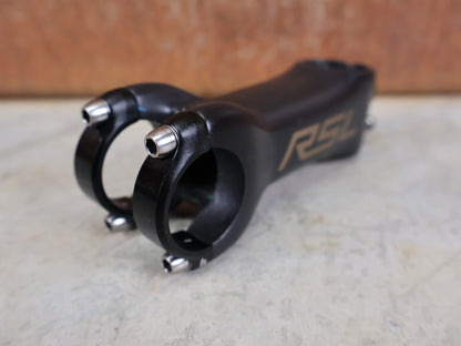 Vorbau von Bontrager, BONTRAGER RSL BLENDR VORBAU OCLV CARBON 7° – 31,8 MM / 1 - 1/8" – 100MM vor USEDBIKES - OB.DE Hintergrund