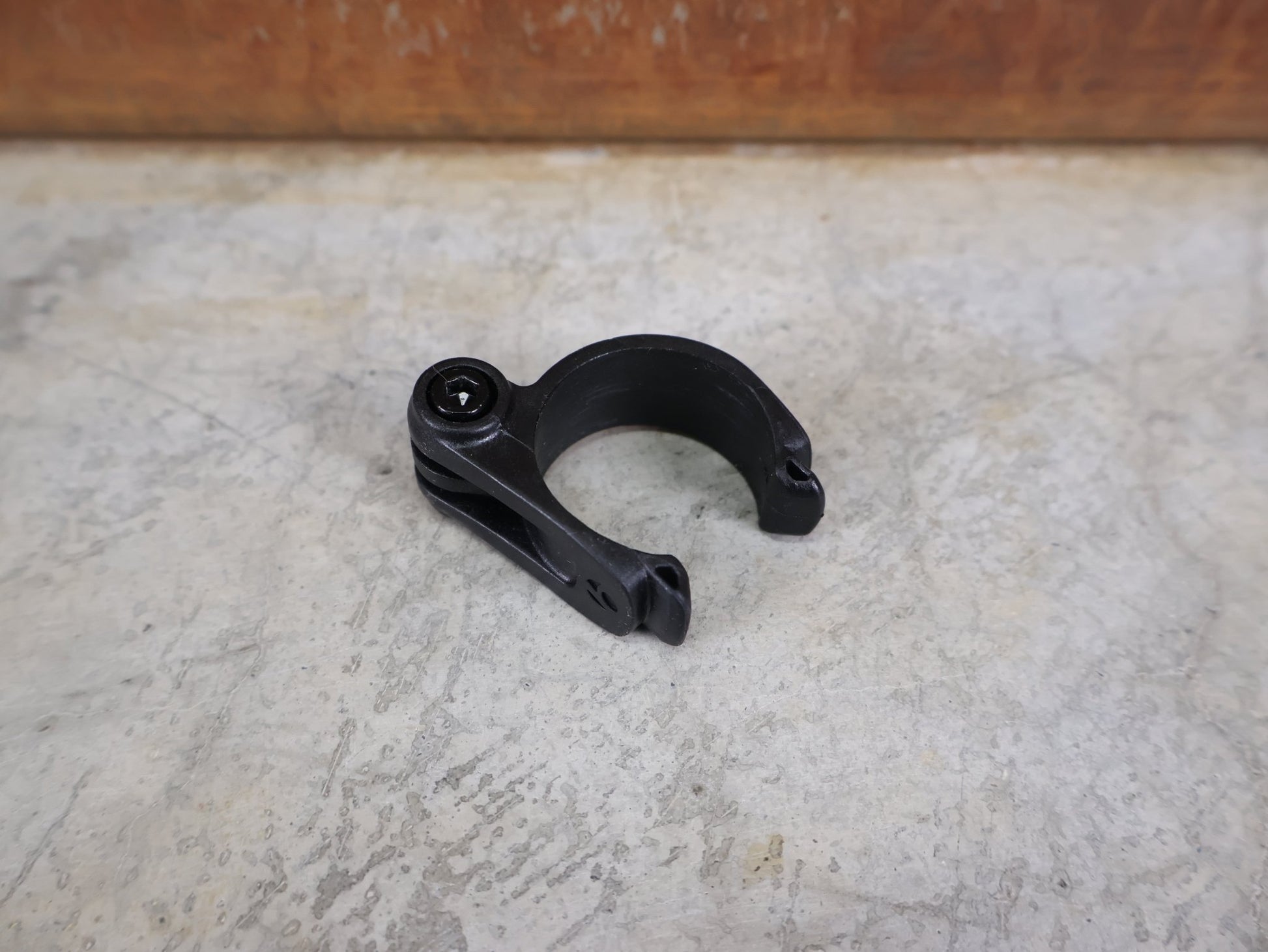 Vorbau von Bontrager, BONTRAGER RSL BLENDR VORBAU OCLV CARBON 7° – 31,8 MM / 1 - 1/8" – 100MM vor USEDBIKES - OB.DE Hintergrund