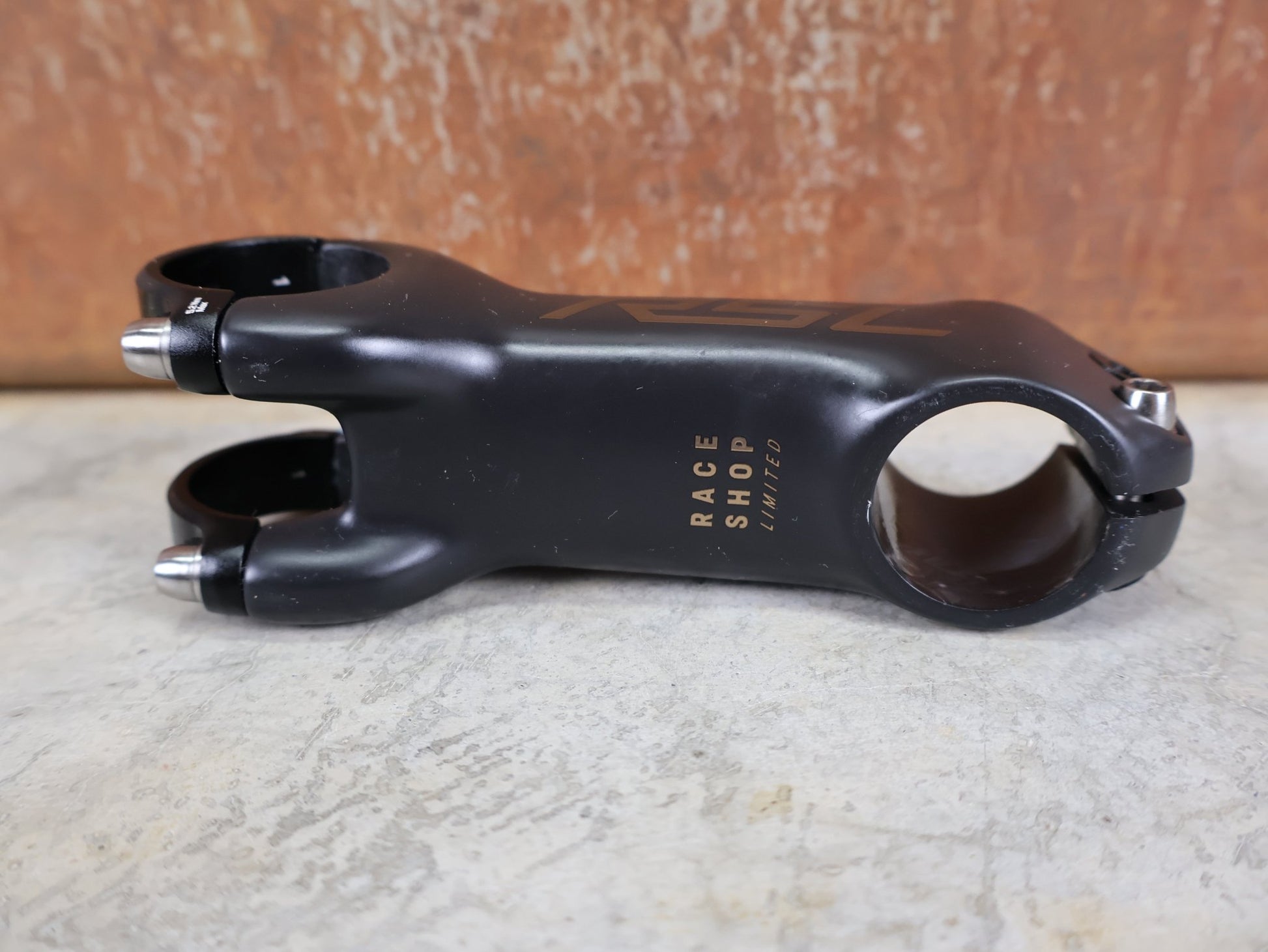 Vorbau von Bontrager, BONTRAGER RSL BLENDR VORBAU OCLV CARBON 7° – 31,8 MM / 1 - 1/8" – 100MM vor USEDBIKES - OB.DE Hintergrund