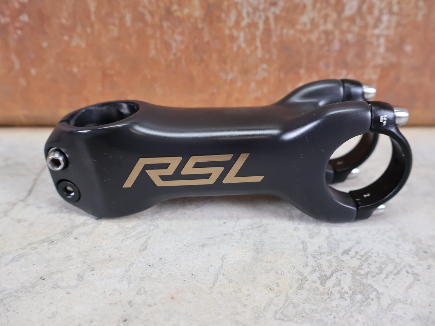 Vorbau von Bontrager, BONTRAGER RSL BLENDR VORBAU OCLV CARBON 7° – 31,8 MM / 1 - 1/8" – 100MM vor USEDBIKES - OB.DE Hintergrund