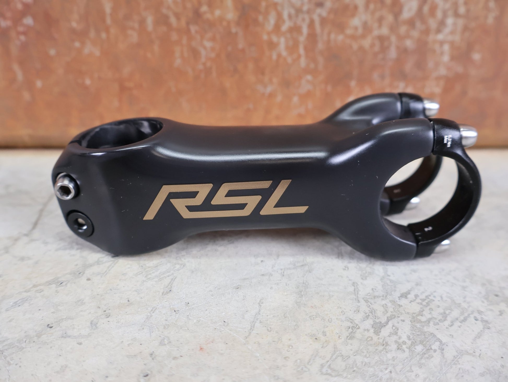 Vorbau von Bontrager, BONTRAGER RSL BLENDR VORBAU OCLV CARBON 7° – 31,8 MM / 1 - 1/8" – 100MM vor USEDBIKES - OB.DE Hintergrund