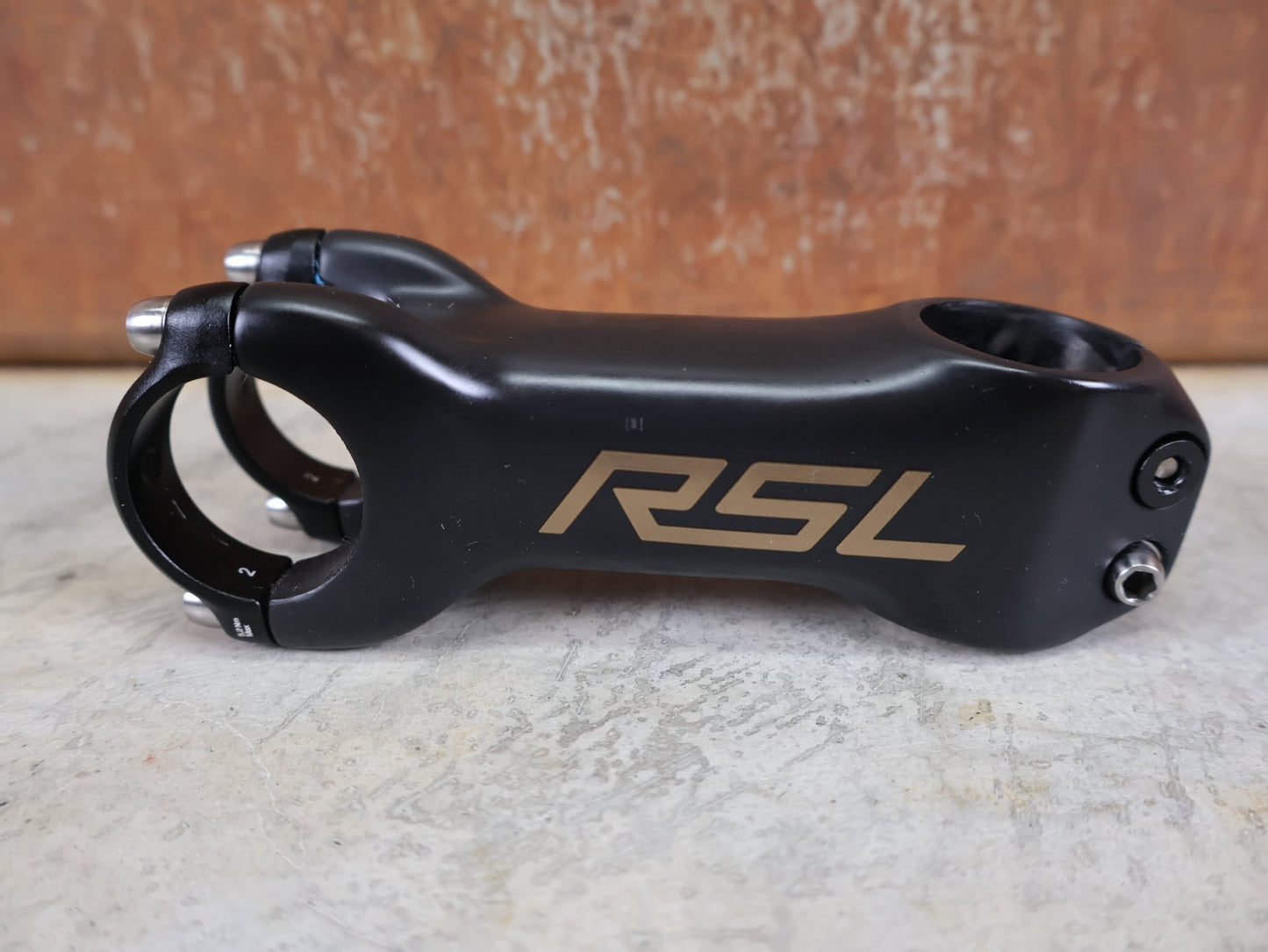 Vorbau von Bontrager, BONTRAGER RSL BLENDR VORBAU OCLV CARBON 7° – 31,8 MM / 1 - 1/8" – 100MM vor USEDBIKES - OB.DE Hintergrund