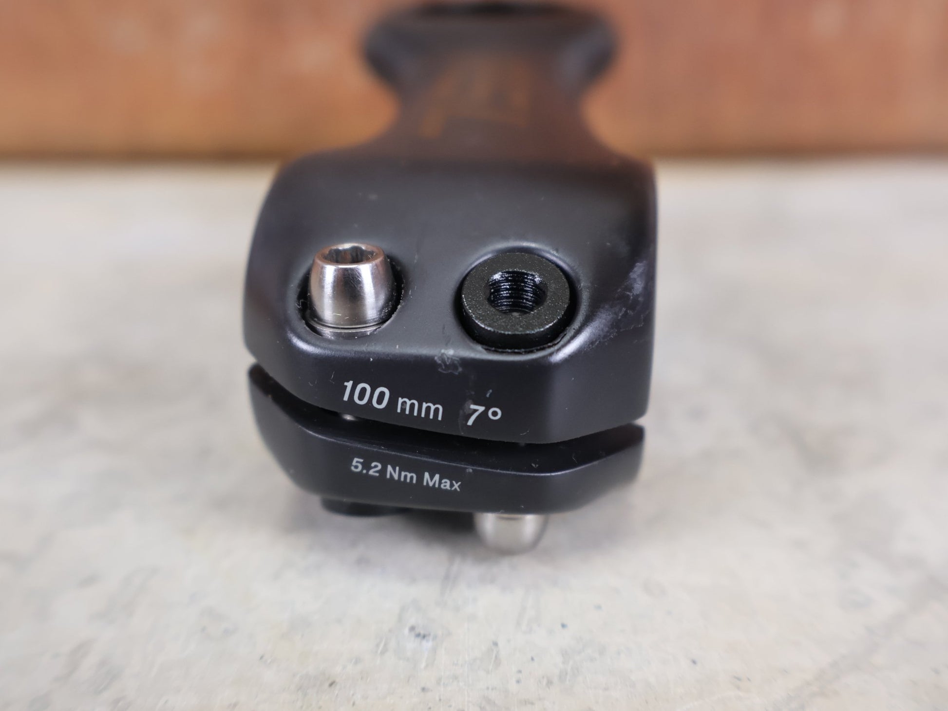 Vorbau von Bontrager, BONTRAGER RSL BLENDR VORBAU OCLV CARBON 7° – 31,8 MM / 1 - 1/8" – 100MM vor USEDBIKES - OB.DE Hintergrund