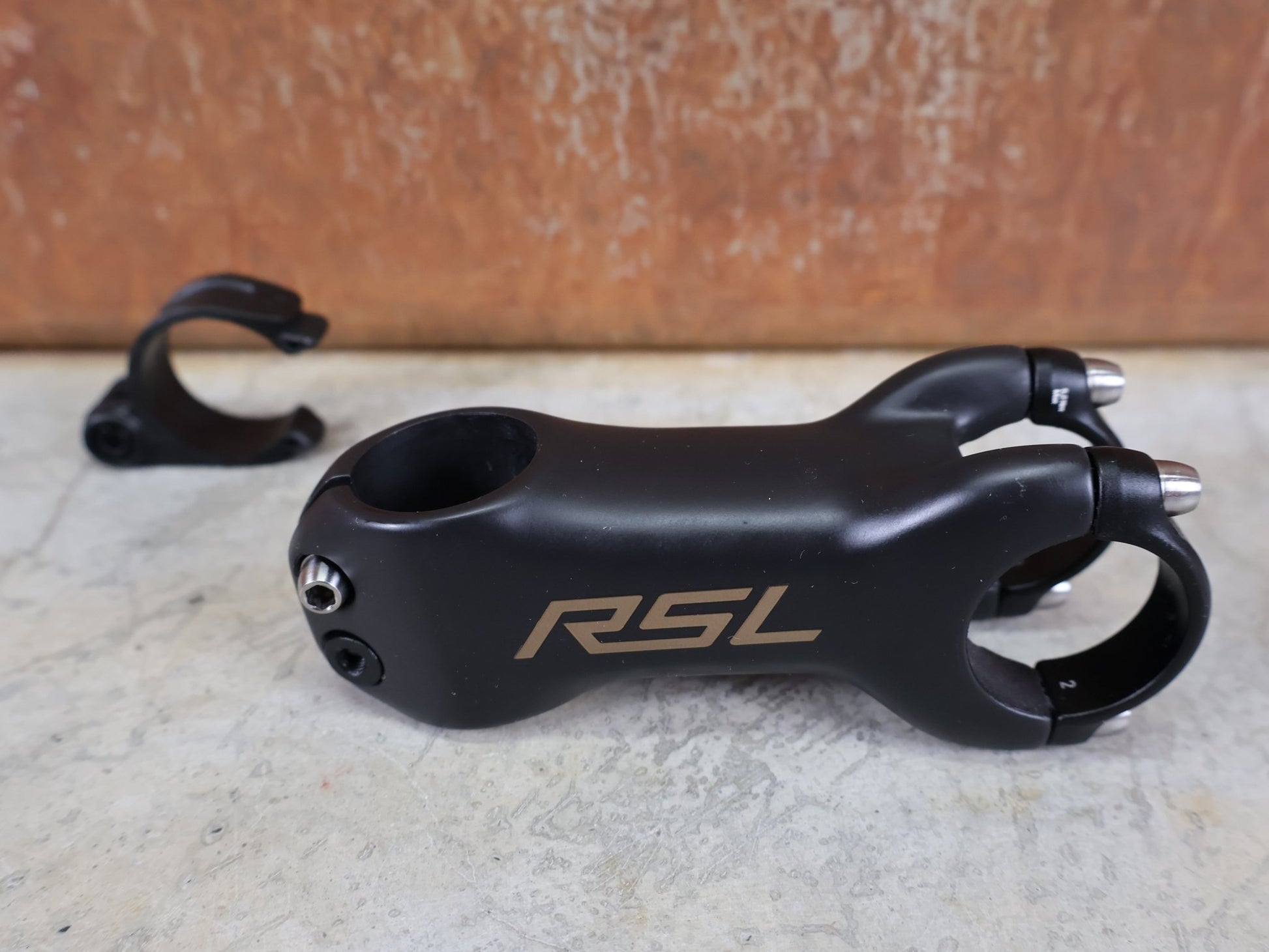 Vorbau von Bontrager, BONTRAGER RSL BLENDR VORBAU OCLV CARBON 7° – 31,8 MM / 1 - 1/8" – 90MM vor USEDBIKES - OB.DE Hintergrund