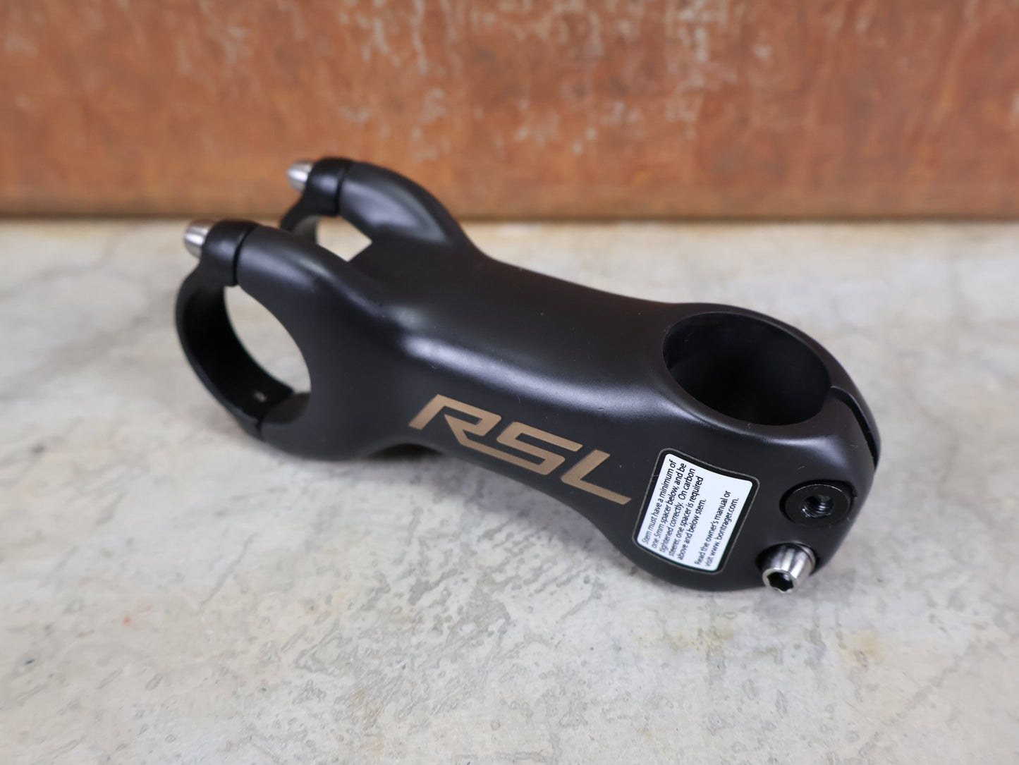 Vorbau von Bontrager, BONTRAGER RSL BLENDR VORBAU OCLV CARBON 7° – 31,8 MM / 1 - 1/8" – 90MM vor USEDBIKES - OB.DE Hintergrund