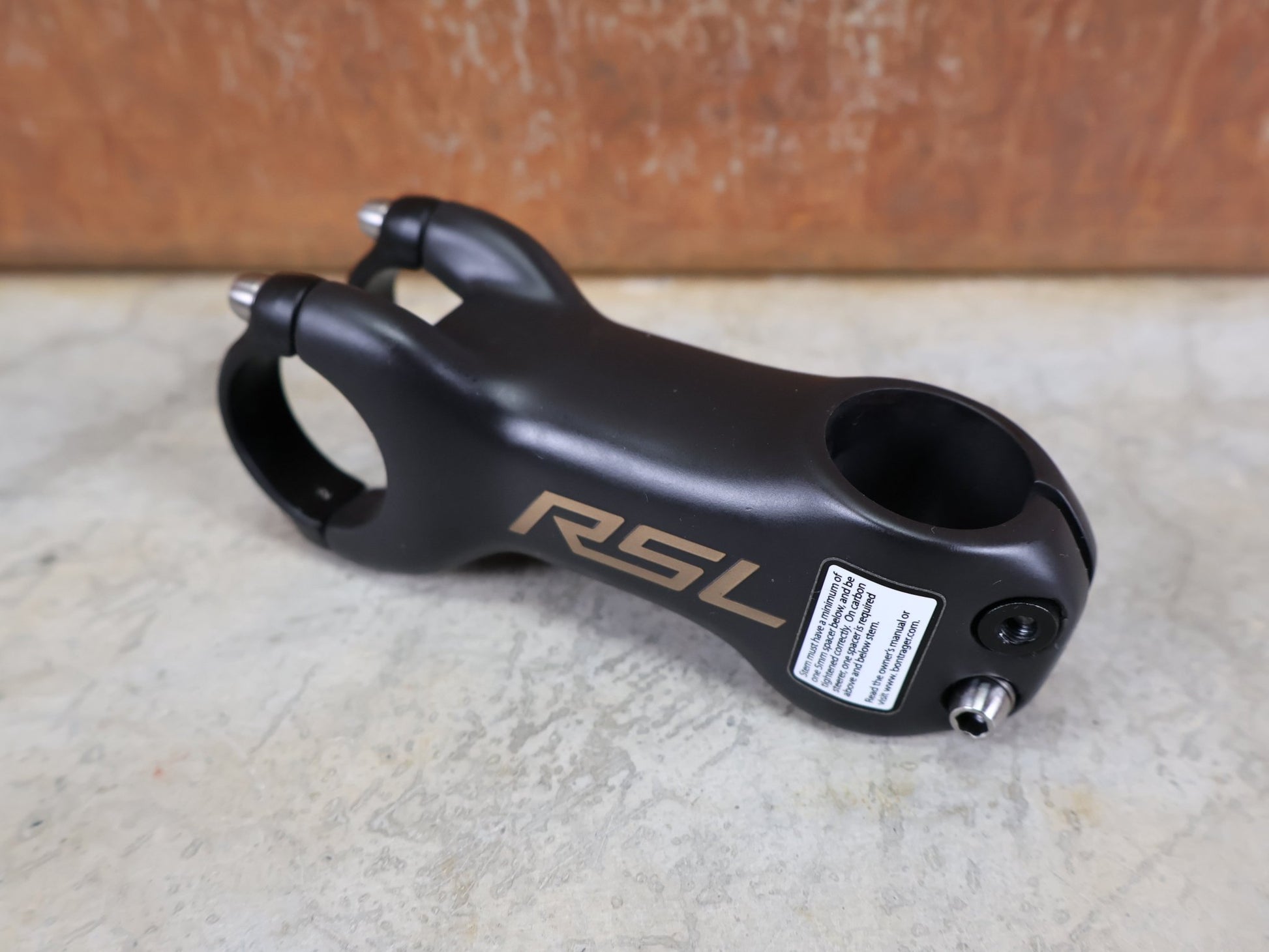 Vorbau von Bontrager, BONTRAGER RSL BLENDR VORBAU OCLV CARBON 7° – 31,8 MM / 1 - 1/8" – 90MM vor USEDBIKES - OB.DE Hintergrund