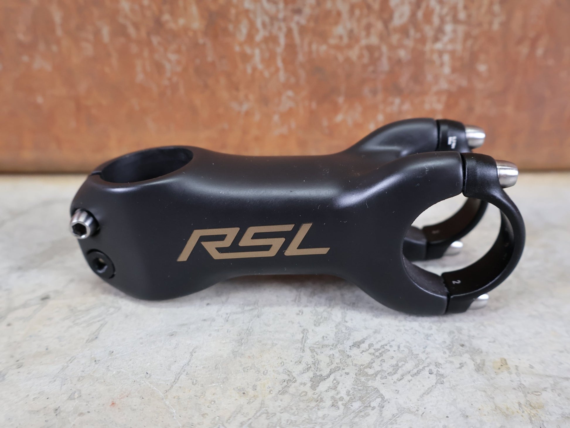 Vorbau von Bontrager, BONTRAGER RSL BLENDR VORBAU OCLV CARBON 7° – 31,8 MM / 1 - 1/8" – 90MM vor USEDBIKES - OB.DE Hintergrund