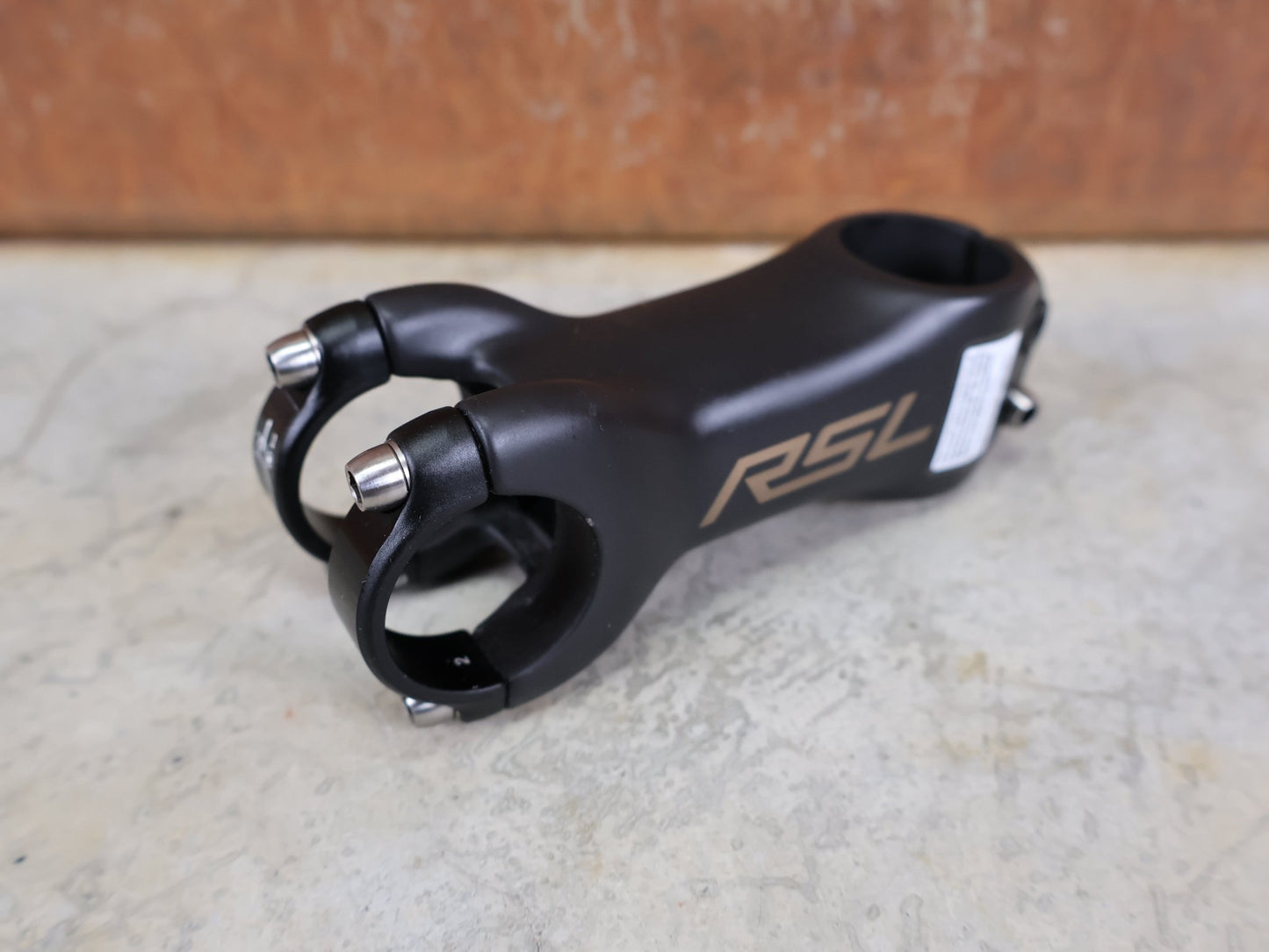 Vorbau von Bontrager, BONTRAGER RSL BLENDR VORBAU OCLV CARBON 7° – 31,8 MM / 1 - 1/8" – 90MM vor USEDBIKES - OB.DE Hintergrund