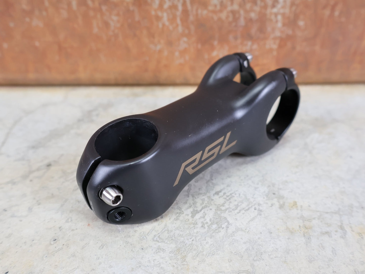 Vorbau von Bontrager, BONTRAGER RSL BLENDR VORBAU OCLV CARBON 7° – 31,8 MM / 1 - 1/8" – 90MM vor USEDBIKES - OB.DE Hintergrund