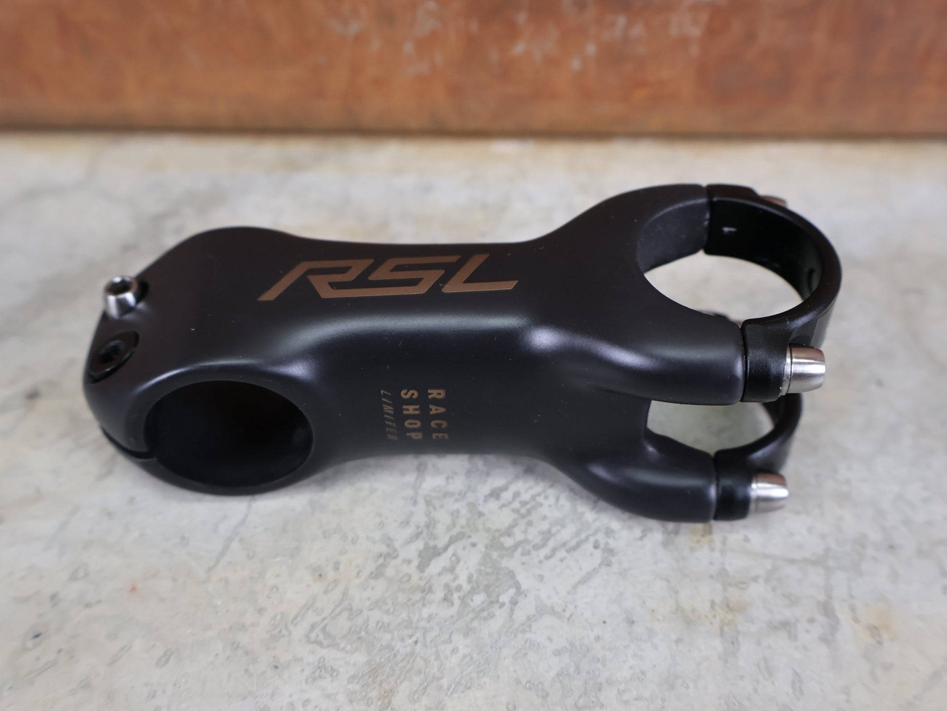 Vorbau von Bontrager, BONTRAGER RSL BLENDR VORBAU OCLV CARBON 7° – 31,8 MM / 1 - 1/8" – 90MM vor USEDBIKES - OB.DE Hintergrund