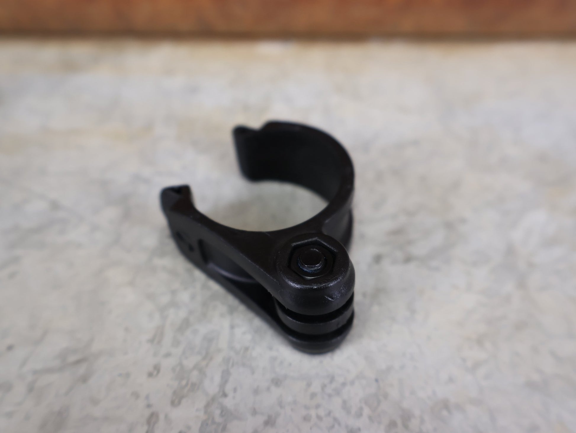 Vorbau von Bontrager, BONTRAGER RSL BLENDR VORBAU OCLV CARBON 7° – 31,8 MM / 1 - 1/8" – 90MM vor USEDBIKES - OB.DE Hintergrund