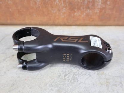 Vorbau von Bontrager, BONTRAGER RSL BLENDR VORBAU OCLV CARBON 7° – 31,8 MM / 1 - 1/8" – 90MM vor USEDBIKES - OB.DE Hintergrund