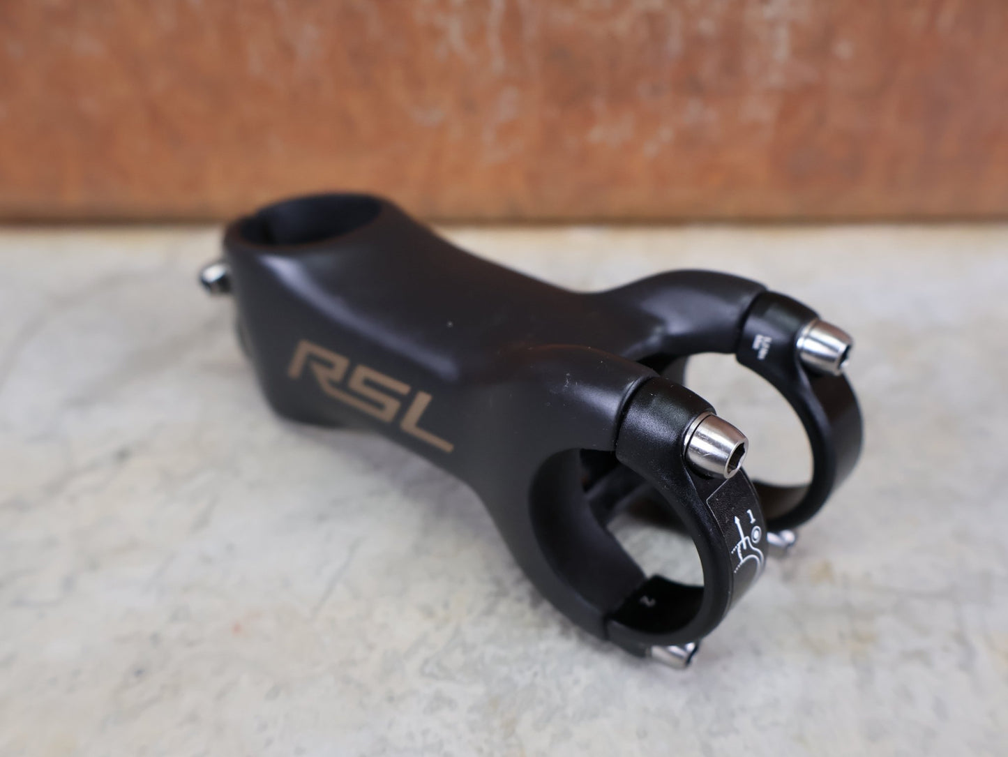 Vorbau von Bontrager, BONTRAGER RSL BLENDR VORBAU OCLV CARBON 7° – 31,8 MM / 1 - 1/8" – 90MM vor USEDBIKES - OB.DE Hintergrund