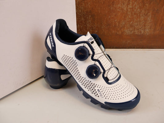 MTB-Herrenschuhe von Trek, BONTRAGER RSL MOUNTAINBIKE-SCHUH TREK FACTORY RACING TEAM EDITION / NAVY BLUE vor USEDBIKES-OB.DE Hintergrund