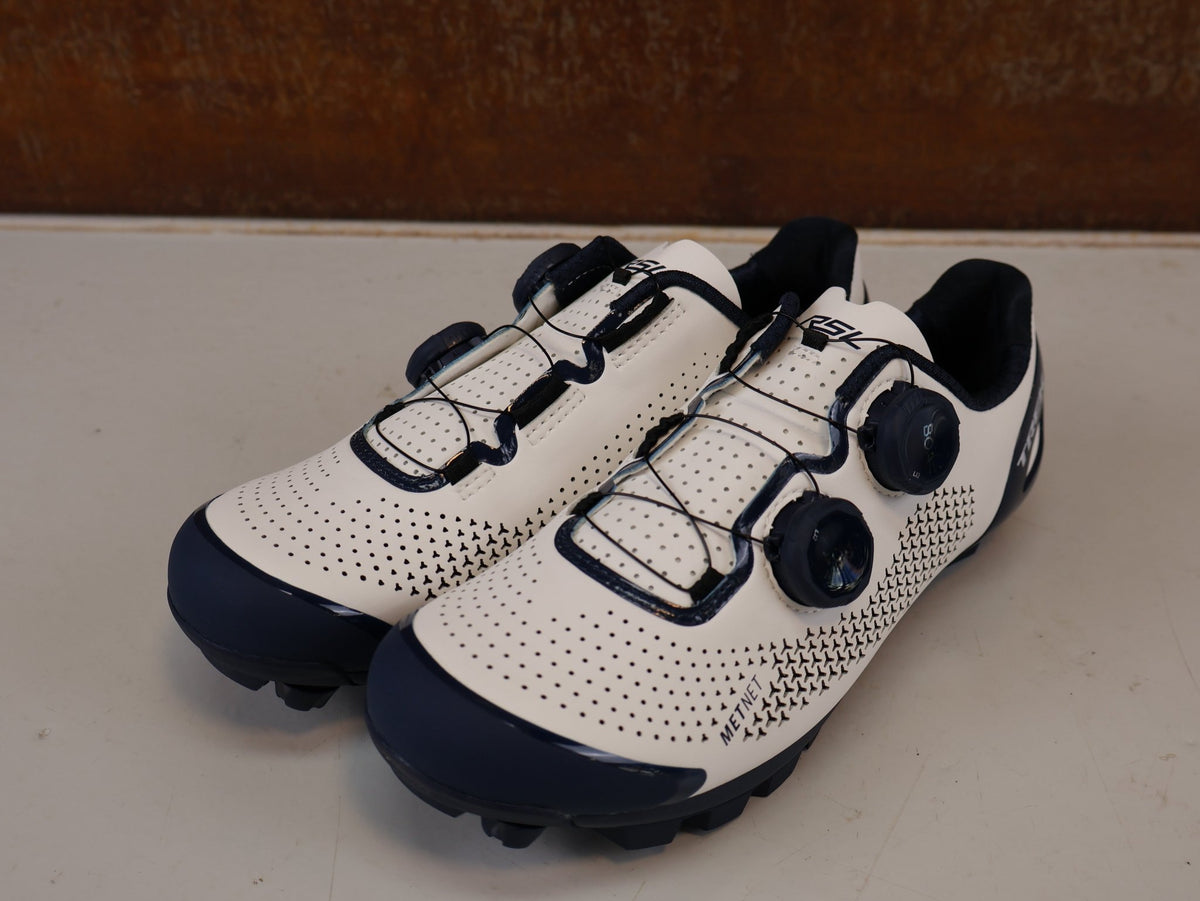 MTB-Herrenschuhe von Trek, BONTRAGER RSL MOUNTAINBIKE-SCHUH TREK FACTORY RACING TEAM EDITION / NAVY BLUE vor USEDBIKES-OB.DE Hintergrund