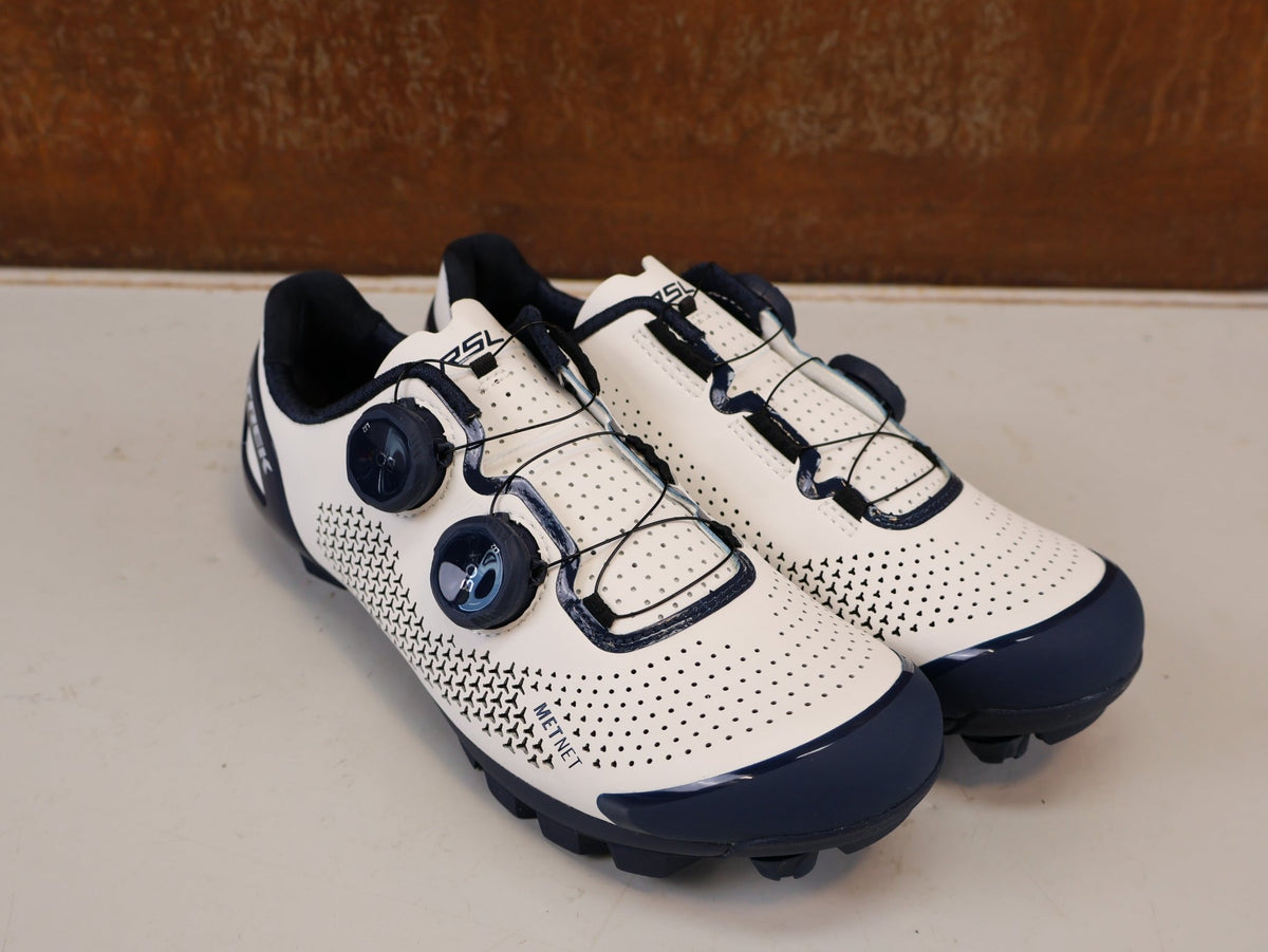 MTB-Herrenschuhe von Trek, BONTRAGER RSL MOUNTAINBIKE-SCHUH TREK FACTORY RACING TEAM EDITION / NAVY BLUE vor USEDBIKES-OB.DE Hintergrund