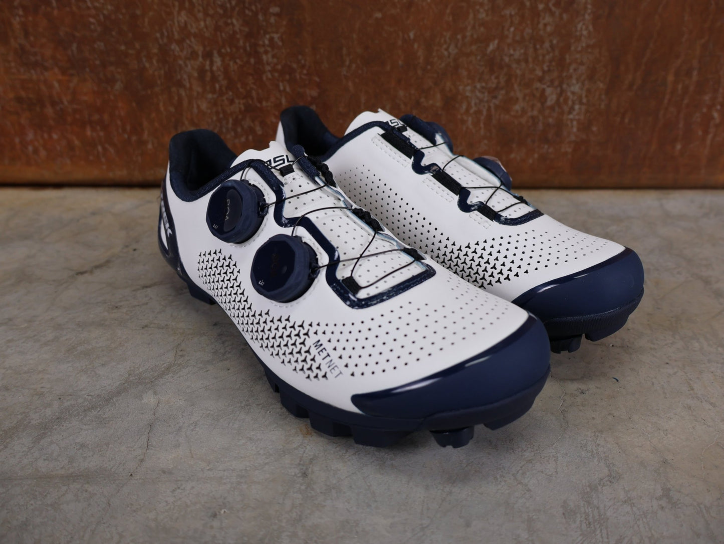 MTB - Herrenschuhe von Trek, BONTRAGER RSL MOUNTAINBIKE - SCHUH – TREK FACTORY RACING TEAM EDITION / NAVY BLUE – WHITE JOLANDA NEFF vor USEDBIKES - OB.DE Hintergrund