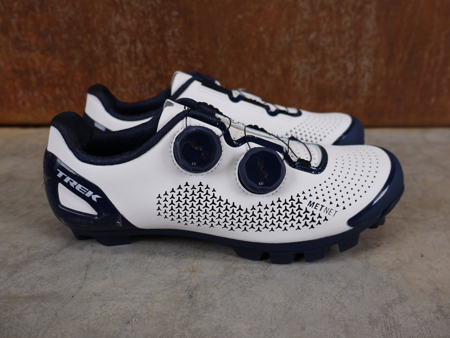 MTB - Herrenschuhe von Trek, BONTRAGER RSL MOUNTAINBIKE - SCHUH – TREK FACTORY RACING TEAM EDITION / NAVY BLUE – WHITE JOLANDA NEFF vor USEDBIKES - OB.DE Hintergrund