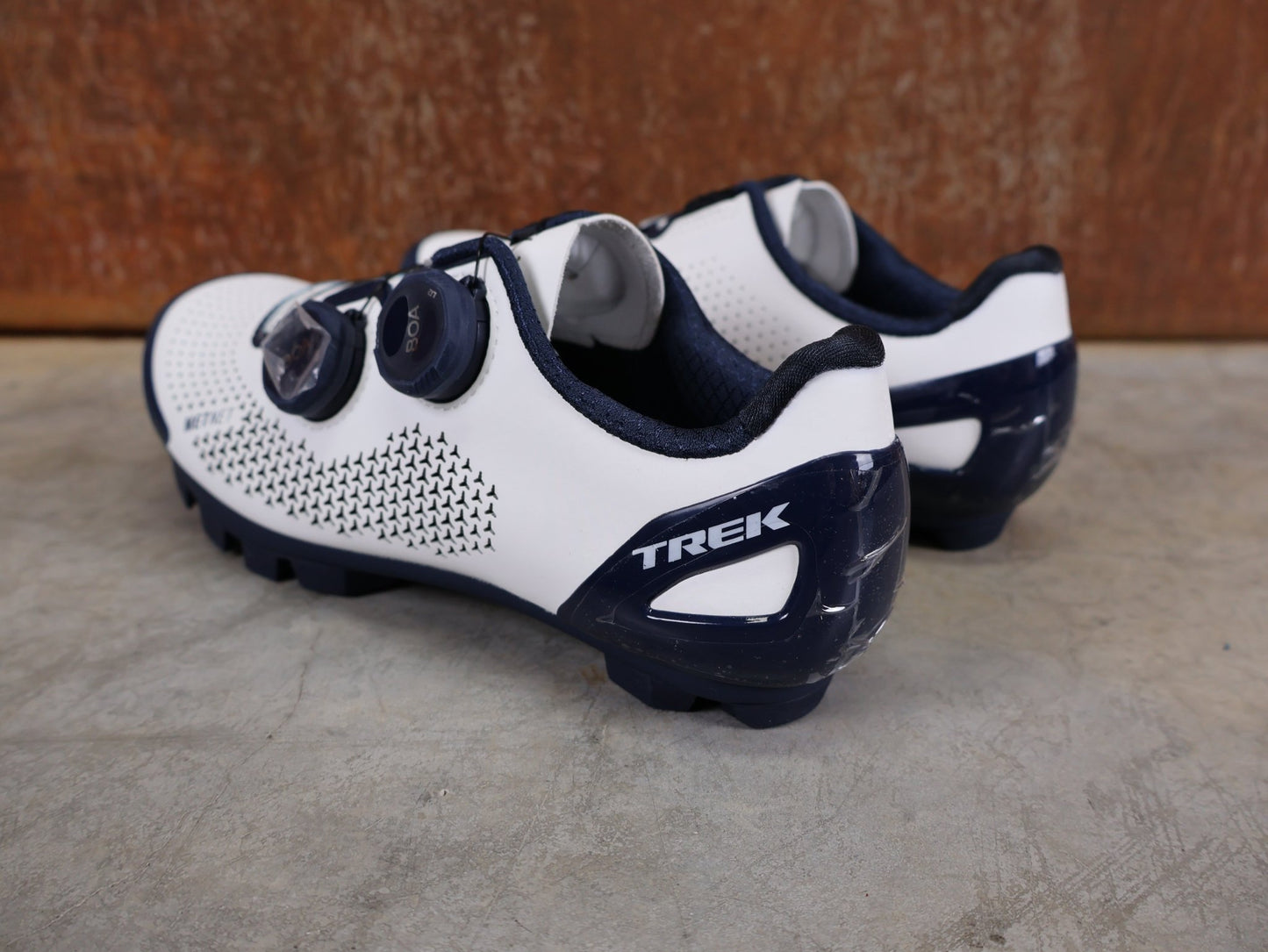 MTB - Herrenschuhe von Trek, BONTRAGER RSL MOUNTAINBIKE - SCHUH – TREK FACTORY RACING TEAM EDITION / NAVY BLUE – WHITE JOLANDA NEFF vor USEDBIKES - OB.DE Hintergrund