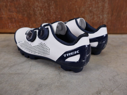MTB - Herrenschuhe von Trek, BONTRAGER RSL MOUNTAINBIKE - SCHUH – TREK FACTORY RACING TEAM EDITION / NAVY BLUE – WHITE JOLANDA NEFF vor USEDBIKES - OB.DE Hintergrund