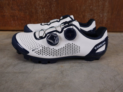 MTB - Herrenschuhe von Trek, BONTRAGER RSL MOUNTAINBIKE - SCHUH – TREK FACTORY RACING TEAM EDITION / NAVY BLUE – WHITE JOLANDA NEFF vor USEDBIKES - OB.DE Hintergrund