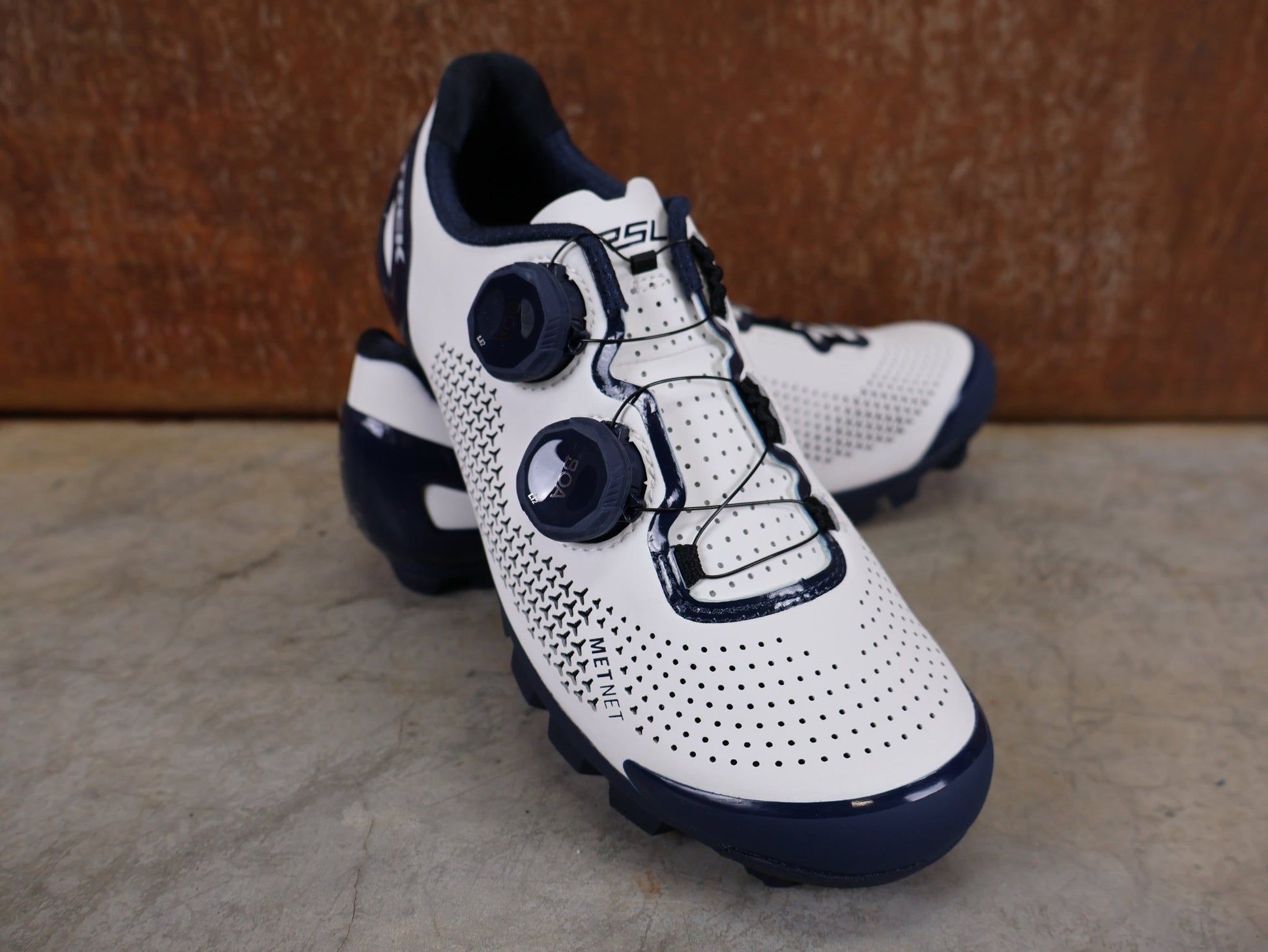 MTB - Herrenschuhe von Trek, BONTRAGER RSL MOUNTAINBIKE - SCHUH – TREK FACTORY RACING TEAM EDITION / NAVY BLUE – WHITE JOLANDA NEFF vor USEDBIKES - OB.DE Hintergrund