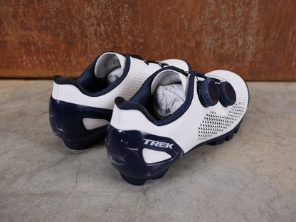 MTB - Herrenschuhe von Trek, BONTRAGER RSL MOUNTAINBIKE - SCHUH – TREK FACTORY RACING TEAM EDITION / NAVY BLUE – WHITE JOLANDA NEFF vor USEDBIKES - OB.DE Hintergrund