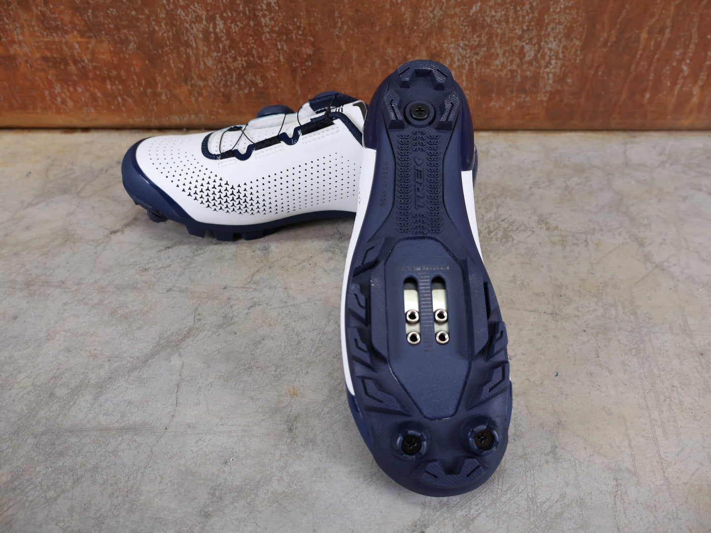 MTB - Herrenschuhe von Trek, BONTRAGER RSL MOUNTAINBIKE - SCHUH – TREK FACTORY RACING TEAM EDITION / NAVY BLUE – WHITE JOLANDA NEFF vor USEDBIKES - OB.DE Hintergrund