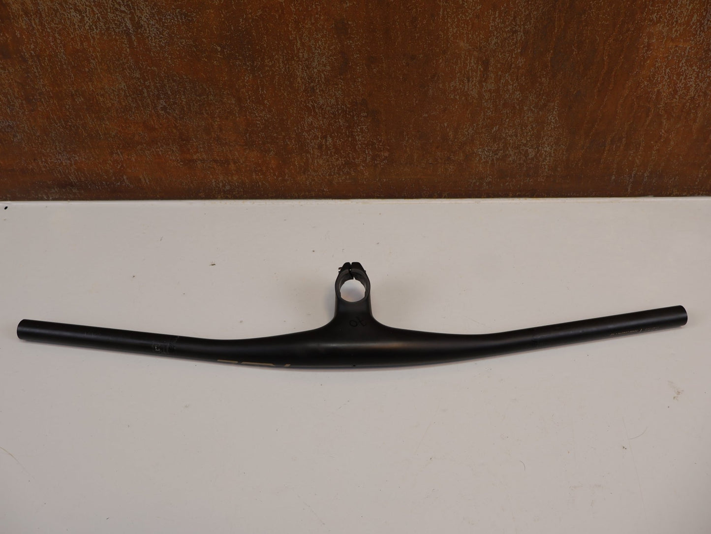 Lenker von Bontrager, BONTRAGER RSL MTB CARBON COCKPIT / 705MM X 70MM / - 13° / OCLV CARBON / 214G vor USEDBIKES - OB.DE Hintergrund