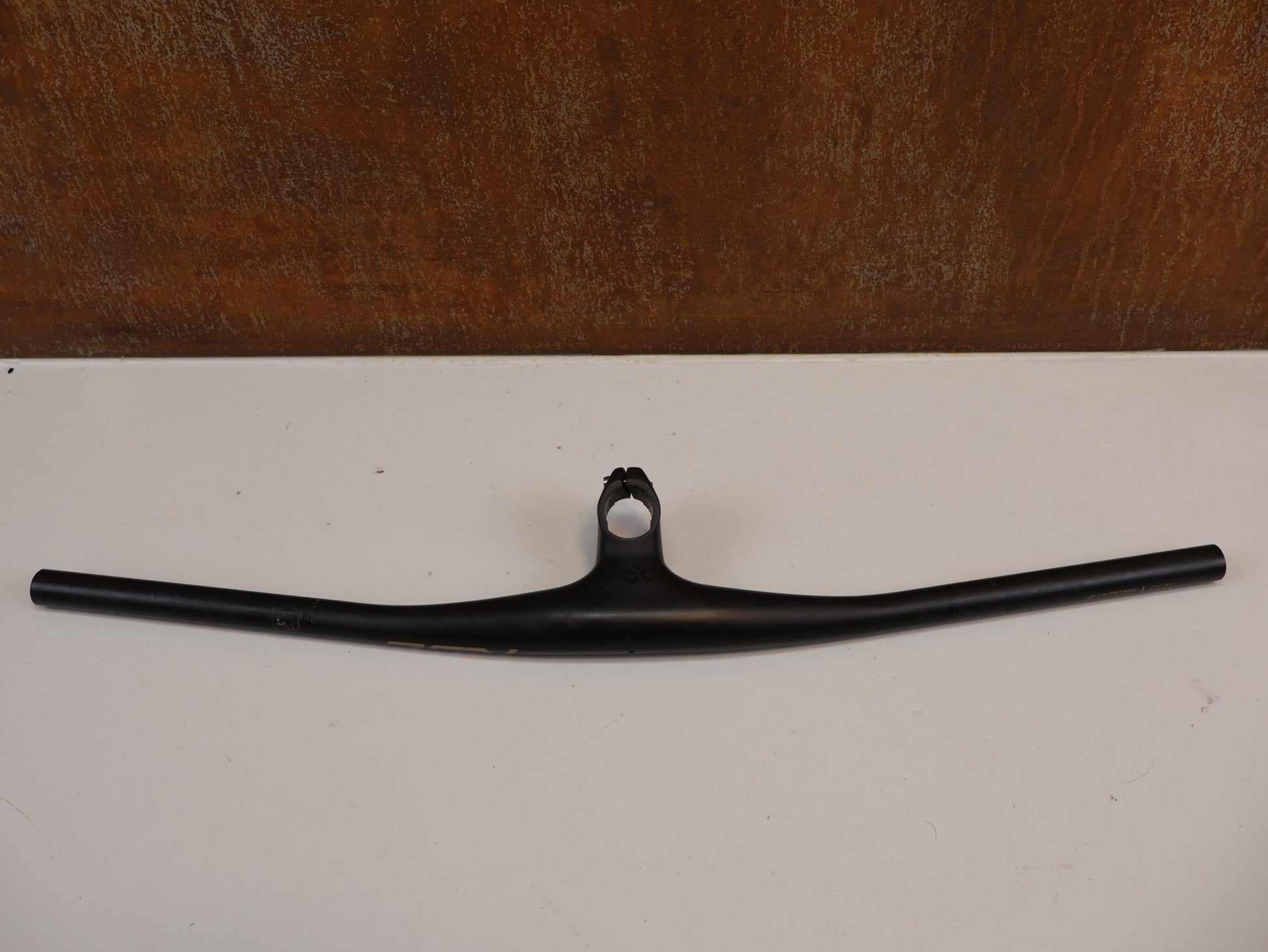 Lenker von Bontrager, BONTRAGER RSL MTB CARBON COCKPIT / 705MM X 70MM / - 13° / OCLV CARBON / 214G vor USEDBIKES - OB.DE Hintergrund