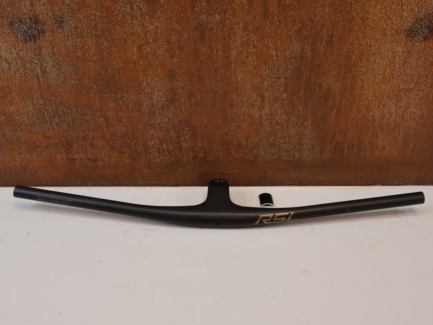 Lenker von Bontrager, BONTRAGER RSL MTB LENKER-VORBAU EINHEIT 7300MM X 70MM CARBON vor USEDBIKES-OB.DE Hintergrund