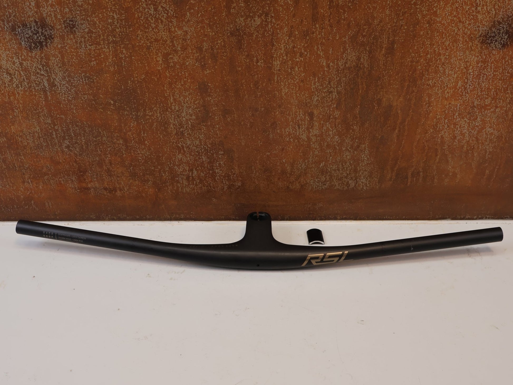 Lenker von Bontrager, BONTRAGER RSL MTB LENKER-VORBAU EINHEIT 7300MM X 70MM CARBON vor USEDBIKES-OB.DE Hintergrund