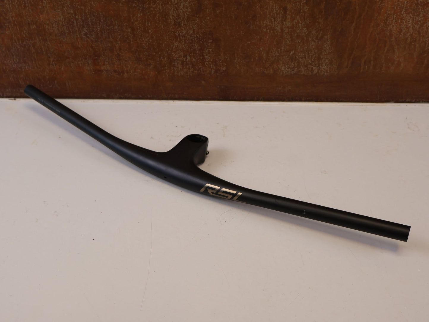 Lenker von Bontrager, BONTRAGER RSL MTB LENKER-VORBAU EINHEIT 7300MM X 70MM CARBON vor USEDBIKES-OB.DE Hintergrund