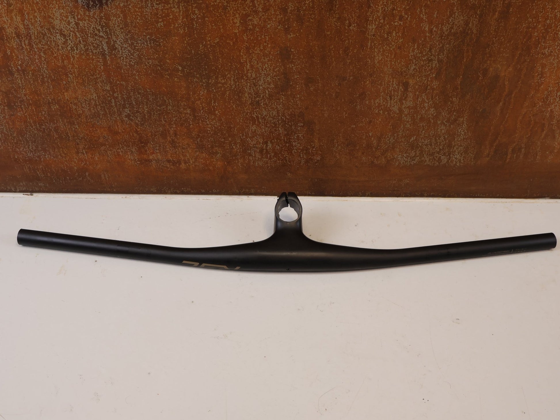 Lenker von Bontrager, BONTRAGER RSL MTB LENKER-VORBAU EINHEIT 7300MM X 70MM CARBON vor USEDBIKES-OB.DE Hintergrund