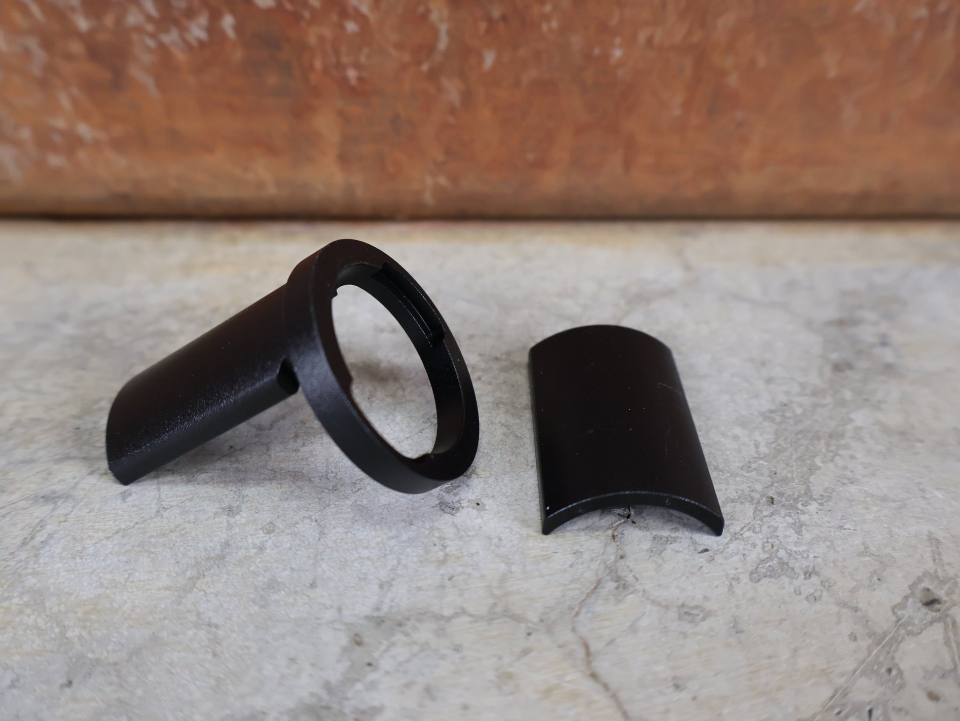 Lenker von Bontrager, BONTRAGER RSL MTB LENKER - VORBAU EINHEIT 750MM X 80MM – OCLV CARBON – BLENDR READY vor USEDBIKES - OB.DE Hintergrund