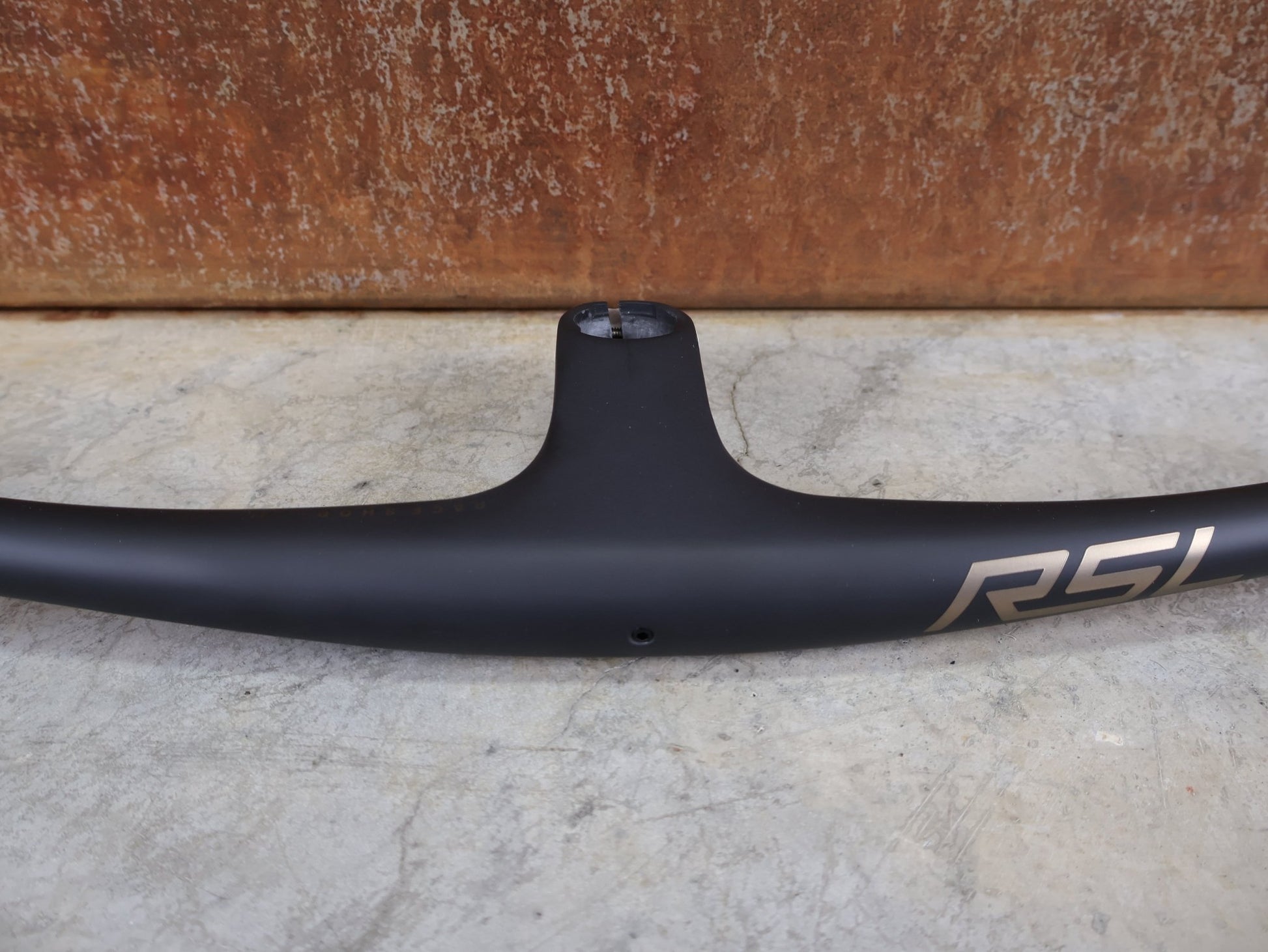 Lenker von Bontrager, BONTRAGER RSL MTB LENKER - VORBAU EINHEIT 750MM X 80MM – OCLV CARBON – BLENDR READY vor USEDBIKES - OB.DE Hintergrund