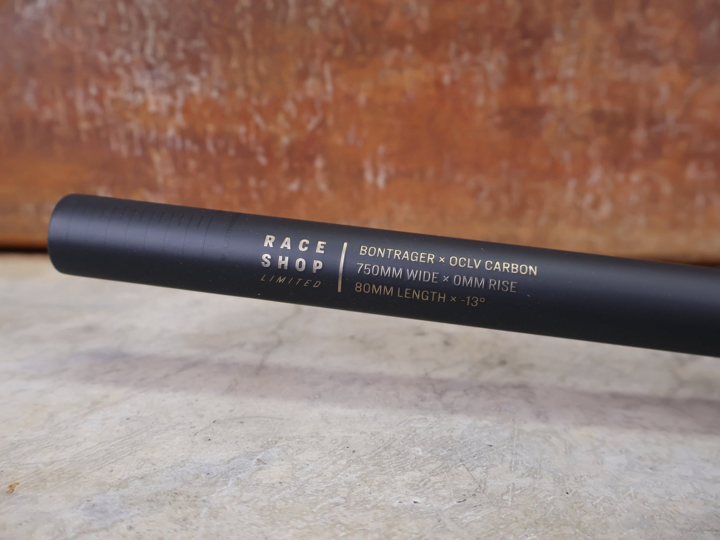 Lenker von Bontrager, BONTRAGER RSL MTB LENKER - VORBAU EINHEIT 750MM X 80MM – OCLV CARBON – BLENDR READY vor USEDBIKES - OB.DE Hintergrund