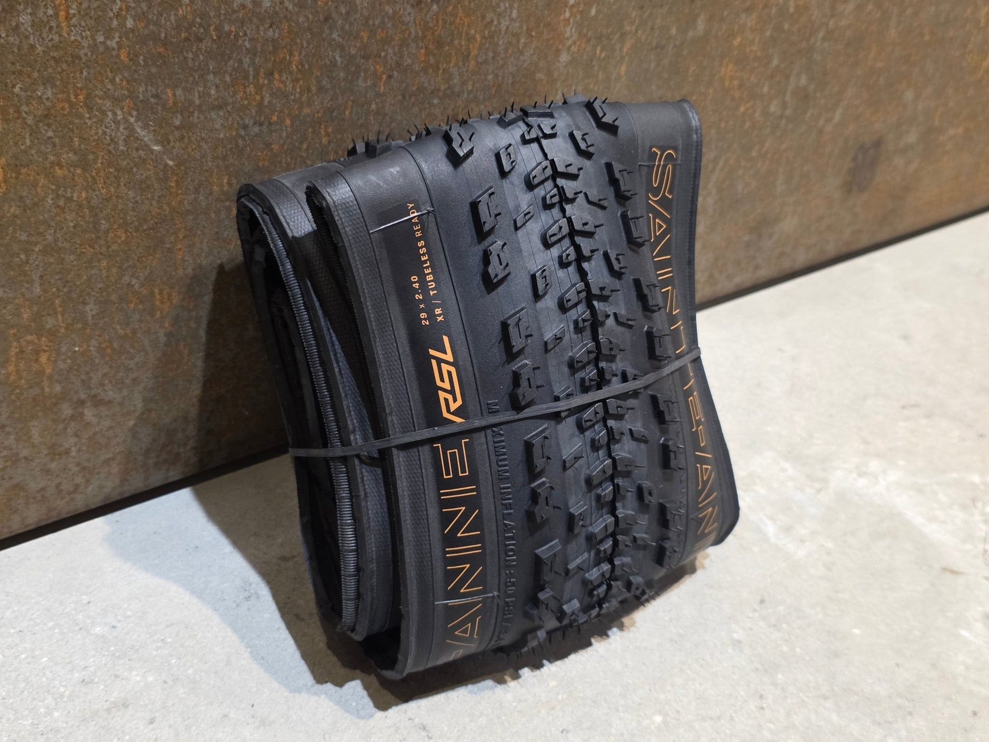 Reifen von Bontrager, BONTRAGER SAINTE - ANNE RSL XR TLR MOUNTAINBIKE REIFEN 29X2.40 vor USEDBIKES - OB.DE Hintergrund