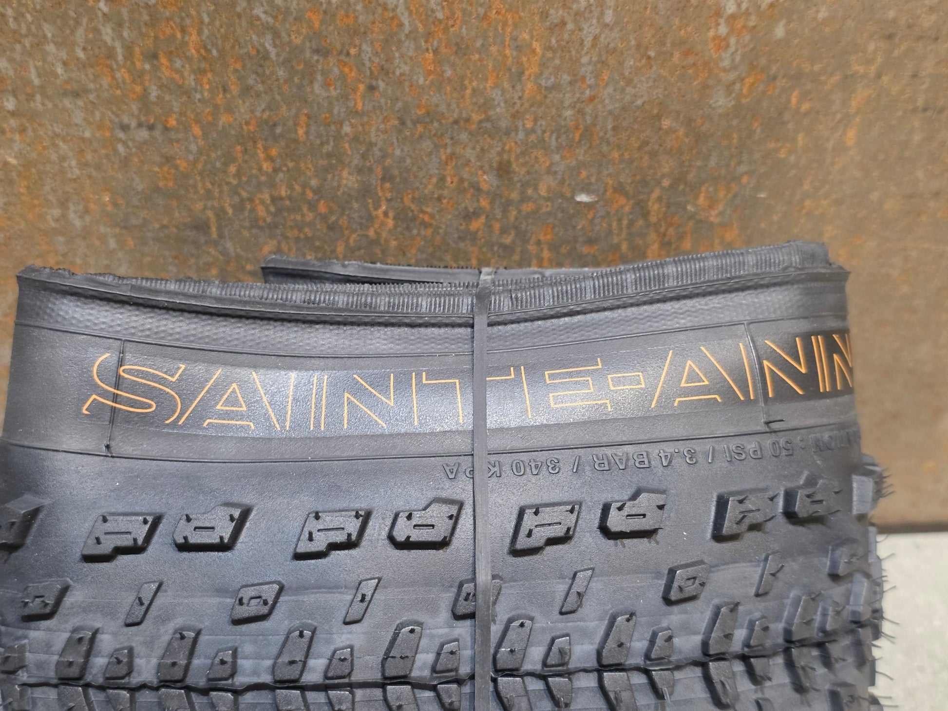 Reifen von Bontrager, BONTRAGER SAINTE - ANNE RSL XR TLR MOUNTAINBIKE REIFEN 29X2.40 vor USEDBIKES - OB.DE Hintergrund