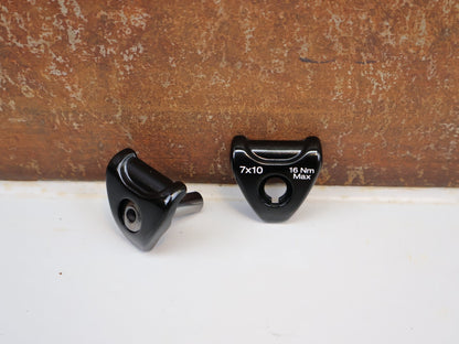Zubehör von Bontrager, BONTRAGER SATTELKLEMMSTÜCKE 7X10 MM / FÜR CARBON RAILS / TREK DREHKOPF - STÜTZE / 436658 vor USEDBIKES - OB.DE Hintergrund