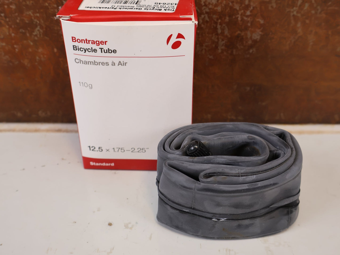 Reifen von Bontrager, BONTRAGER SCHLAUCH 12,5 ZOLL 70° SCHRADER AUTOVENTIL 26MM / HAN 432645 vor USEDBIKES-OB.DE Hintergrund