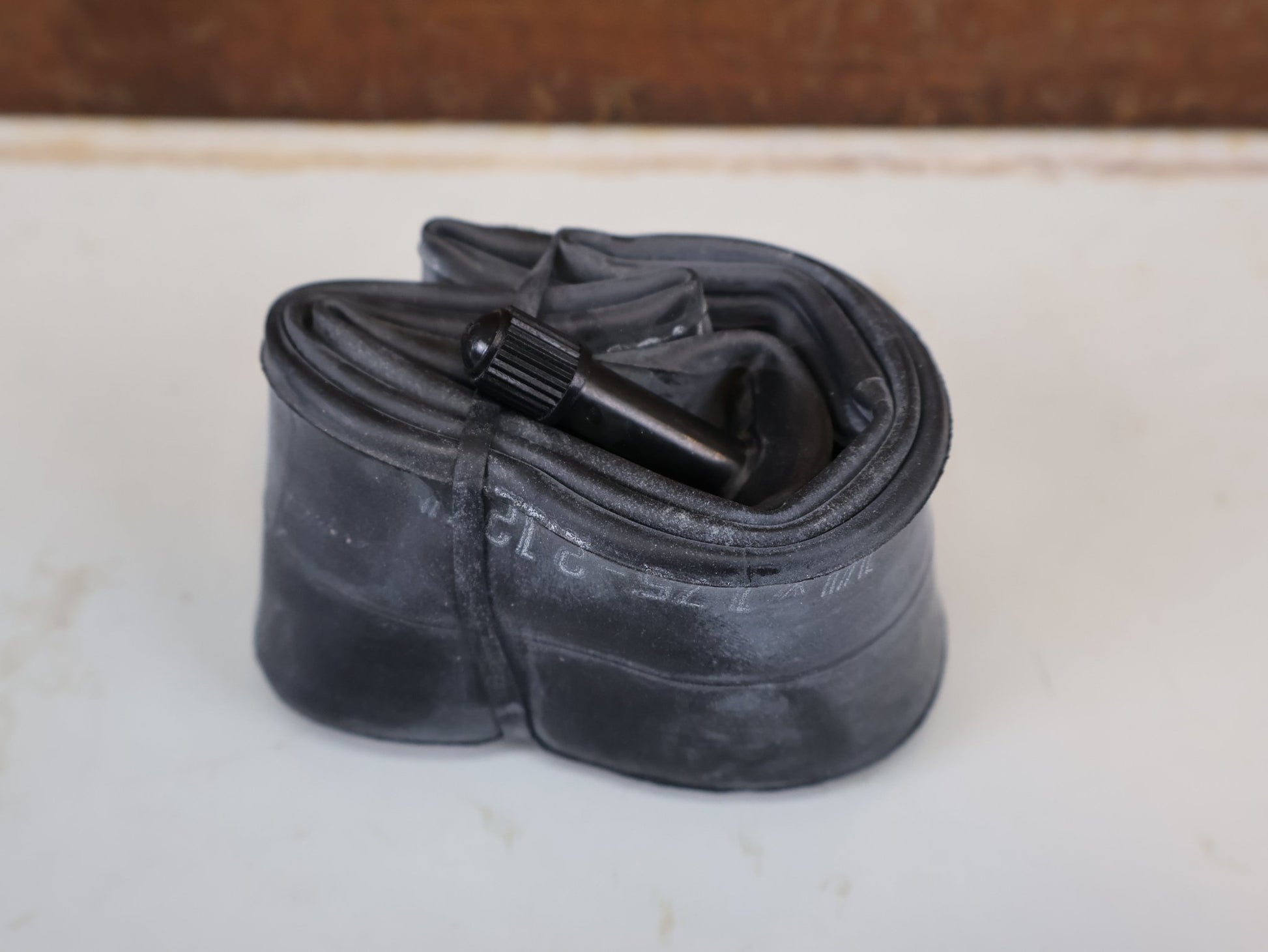 Reifen von Bontrager, BONTRAGER SCHLAUCH 14 ZOLL SCHRADER AUTOVENTIL 36MM / HAN 403697 vor USEDBIKES-OB.DE Hintergrund