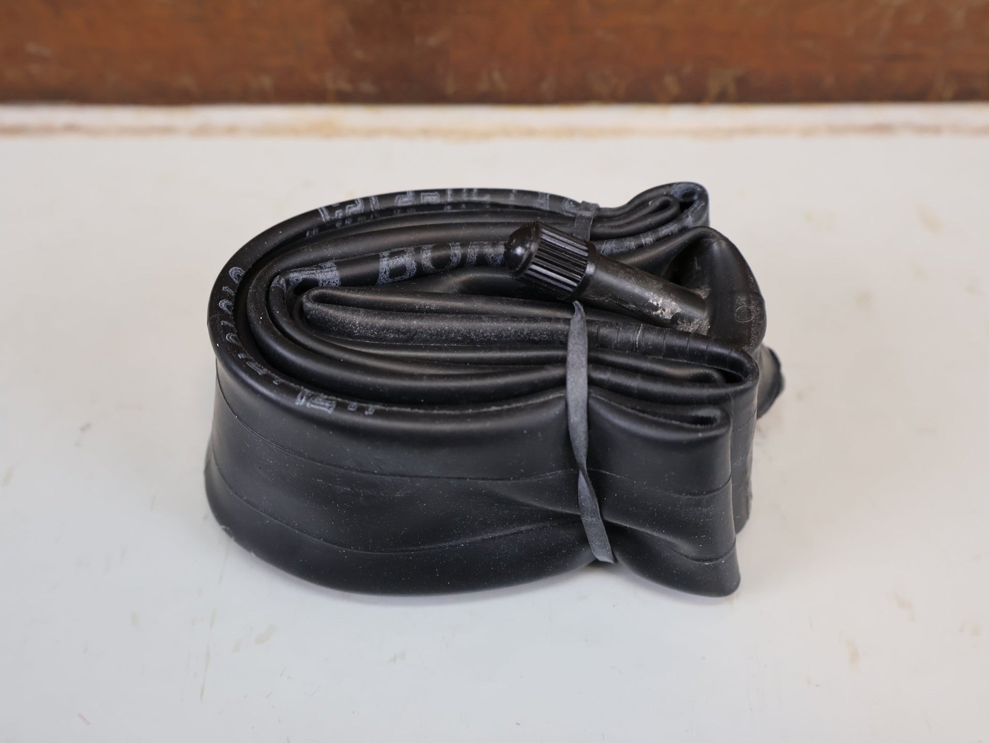 Reifen von Bontrager, BONTRAGER SCHLAUCH 16 ZOLL SCHRADER AUTOVENTIL 36MM / HAN 64778 vor USEDBIKES-OB.DE Hintergrund