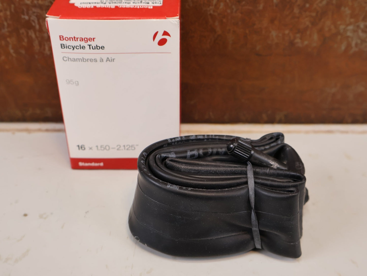 Reifen von Bontrager, BONTRAGER SCHLAUCH 16 ZOLL SCHRADER AUTOVENTIL 36MM / HAN 64778 vor USEDBIKES-OB.DE Hintergrund