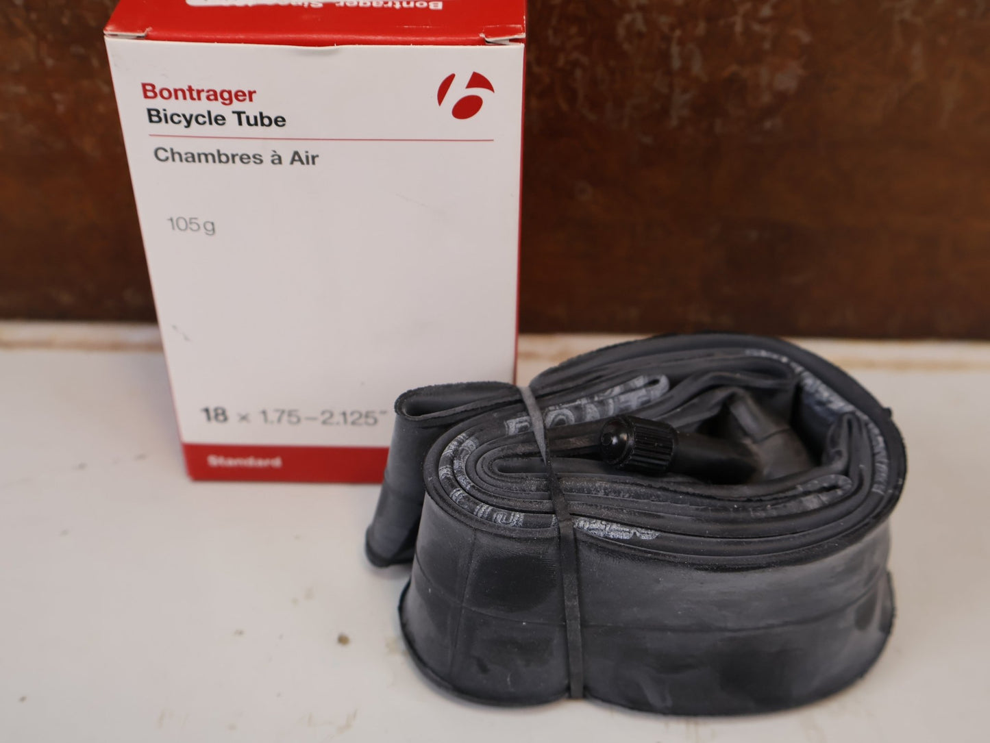 Reifen von Bontrager, BONTRAGER SCHLAUCH 18 ZOLL SCHRADER AUTOVENTIL 36MM / HAN 403698 vor USEDBIKES-OB.DE Hintergrund