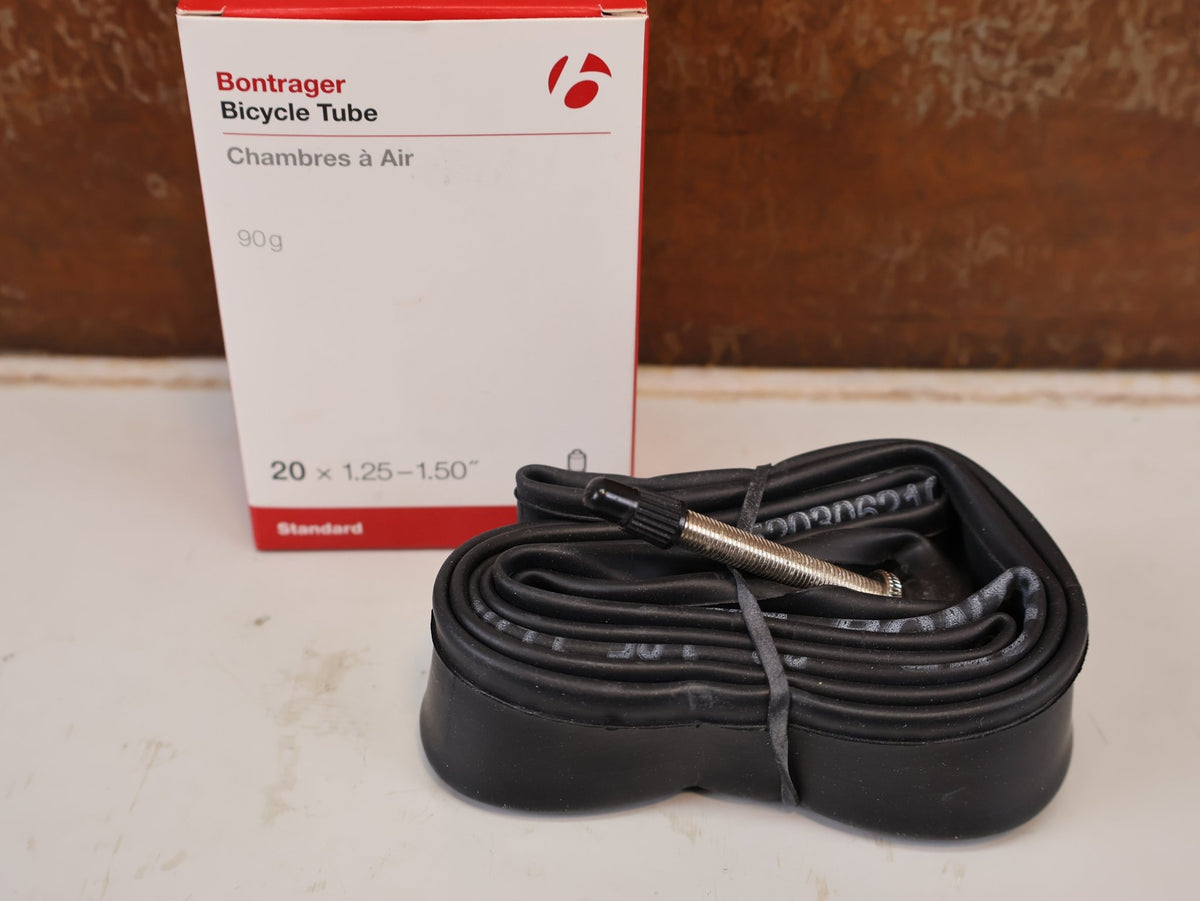 Reifen von Bontrager, BONTRAGER SCHLAUCH 20 ZOLL PRESTA SV VENTIL 48MM HAN 88301 vor USEDBIKES-OB.DE Hintergrund