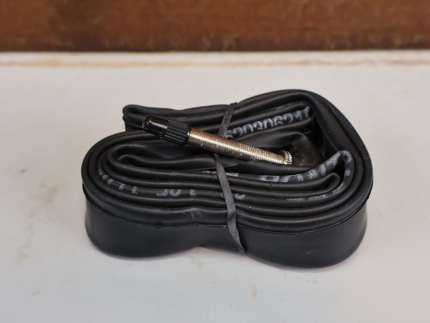 Reifen von Bontrager, BONTRAGER SCHLAUCH 20 ZOLL PRESTA SV VENTIL 48MM HAN 88301 vor USEDBIKES-OB.DE Hintergrund